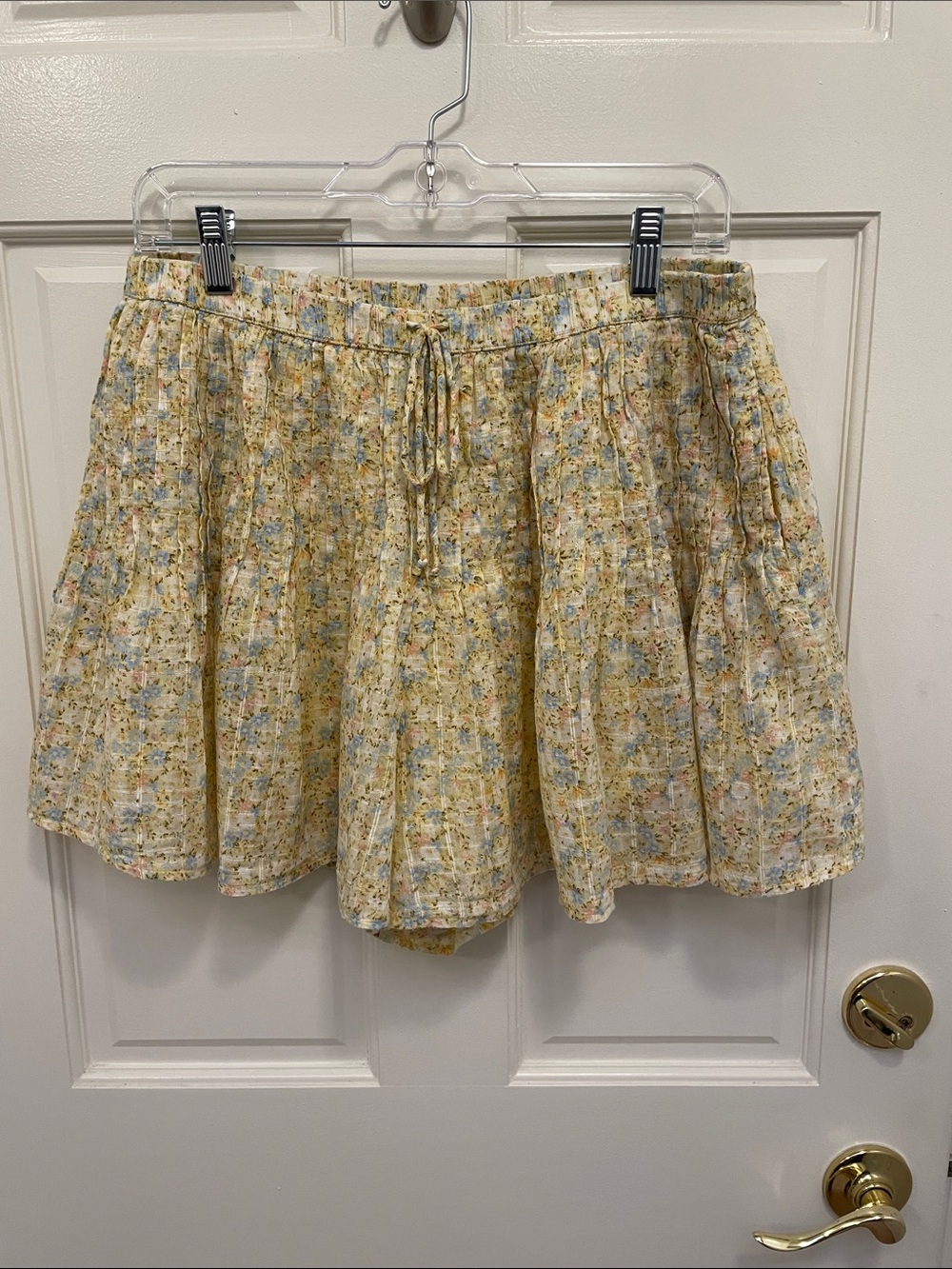 AE yellow floral print full shorts size L